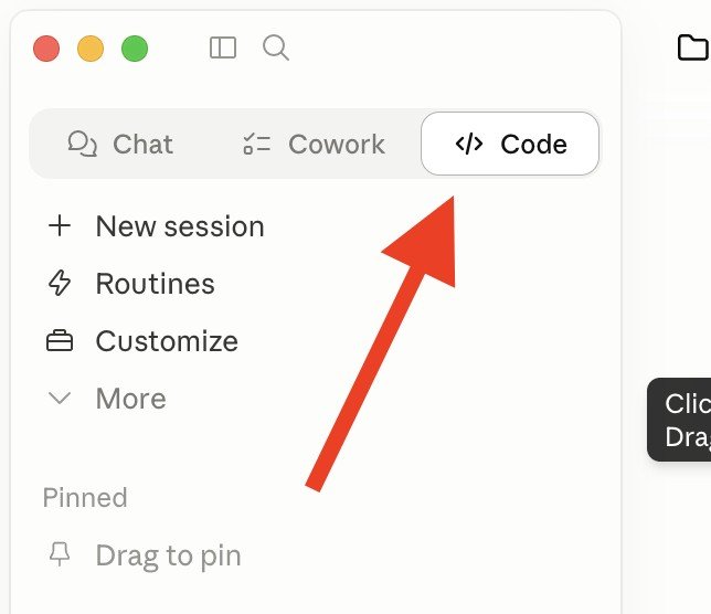 צילום מסך של תפריט קלוד דסקטופ עם הקטגוריות Chat Cowork ו-Code עם חץ אדום שמסמן את Code