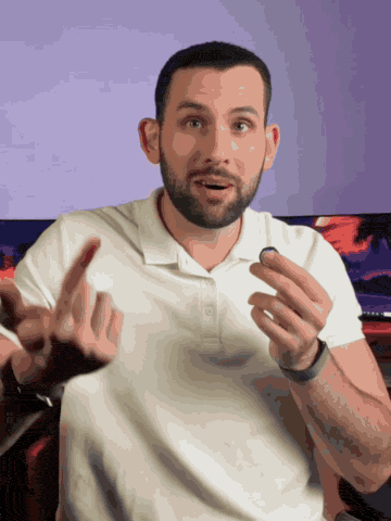 איילון בחולצה לבנה מדבר מול המצלמה, מסתובב, לובש קפוצ'ון אפור ומרים את הכובע על הראש, ואז יושב בחדר חשוך מול מחשב נייד עם קוד על המסך, כמו האקר